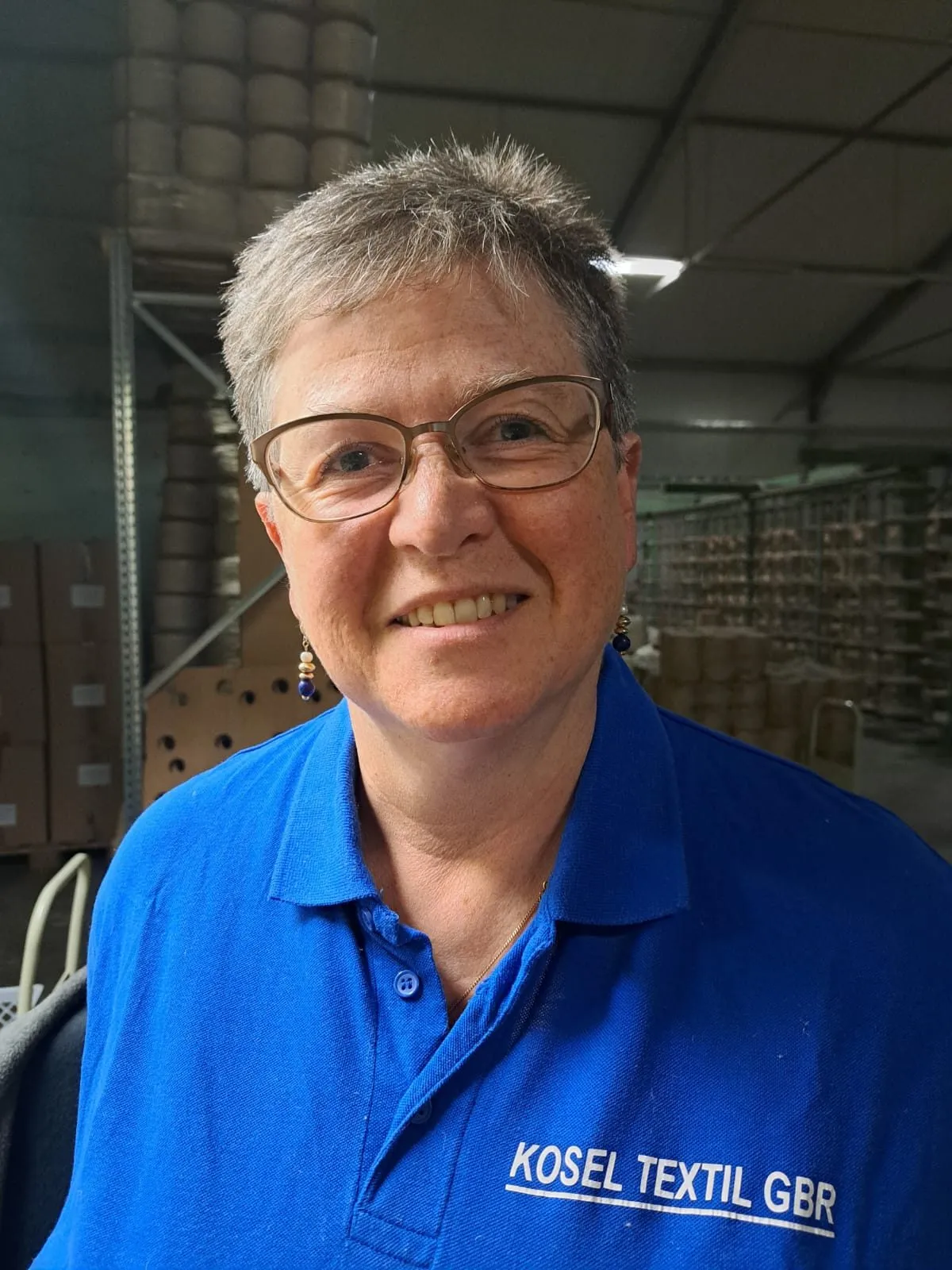 Porträt von Sonja Schmidt, Leitung Näherei bei Kosel Textil